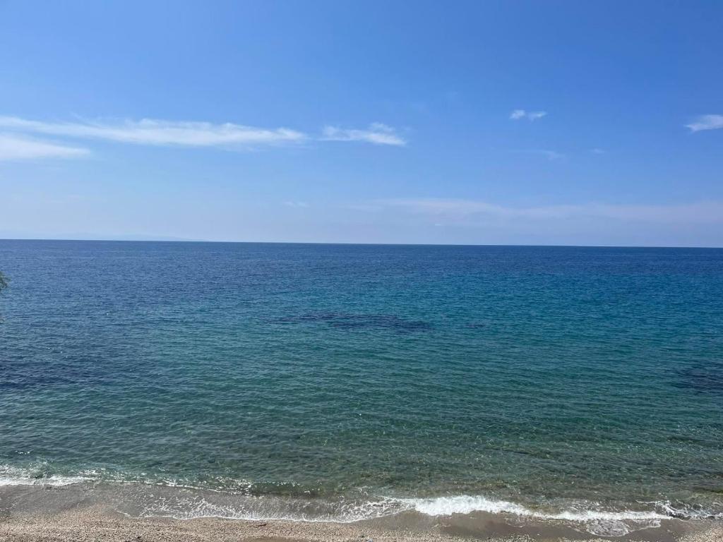 vista sull'oceano da una spiaggia di Ammoudeli Apartments a Plomari