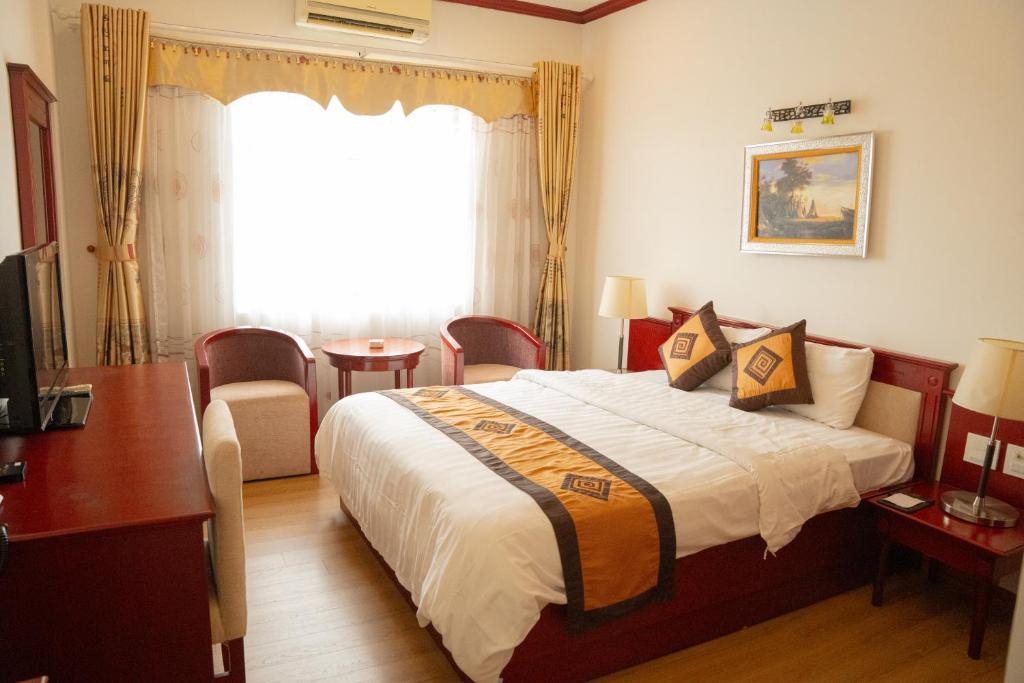 Postel nebo postele na pokoji v ubytování Hòa Nam Hotel