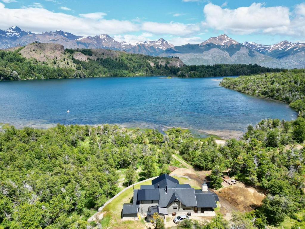 una vista aérea de una casa junto a un lago en Le Fario Lodge in Patagonia en Lago Futalaufquen