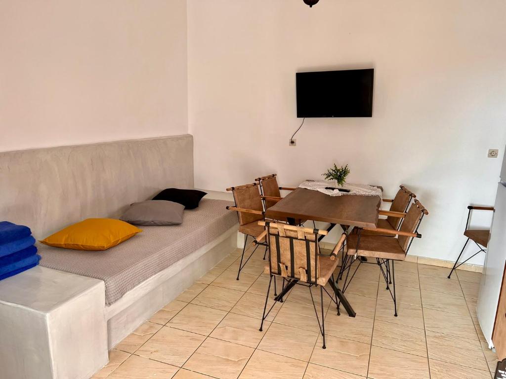 A television and/or entertainment centre at Birds Villa Apartments - Including Car Rental