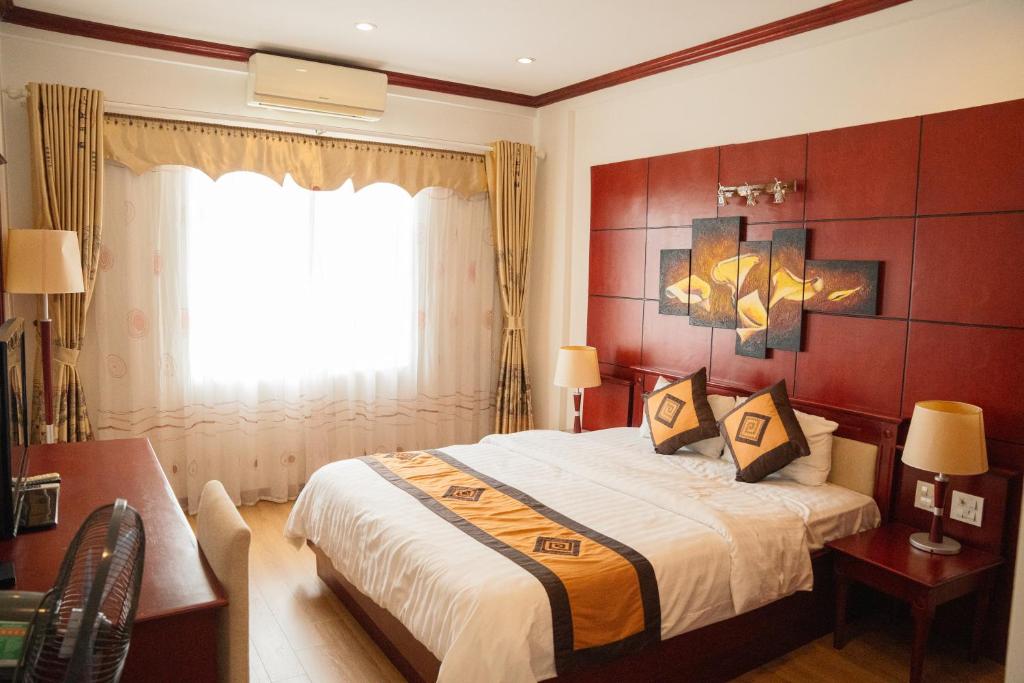 Postel nebo postele na pokoji v ubytování Hòa Nam Hotel