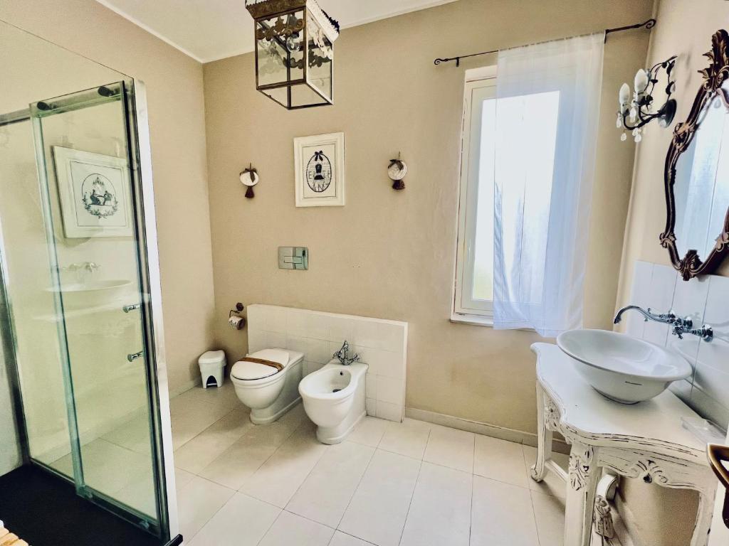 フォンターネ・ビアンケにあるB&B Villa Dunardiのバスルーム(トイレ、洗面台、シャワー付)