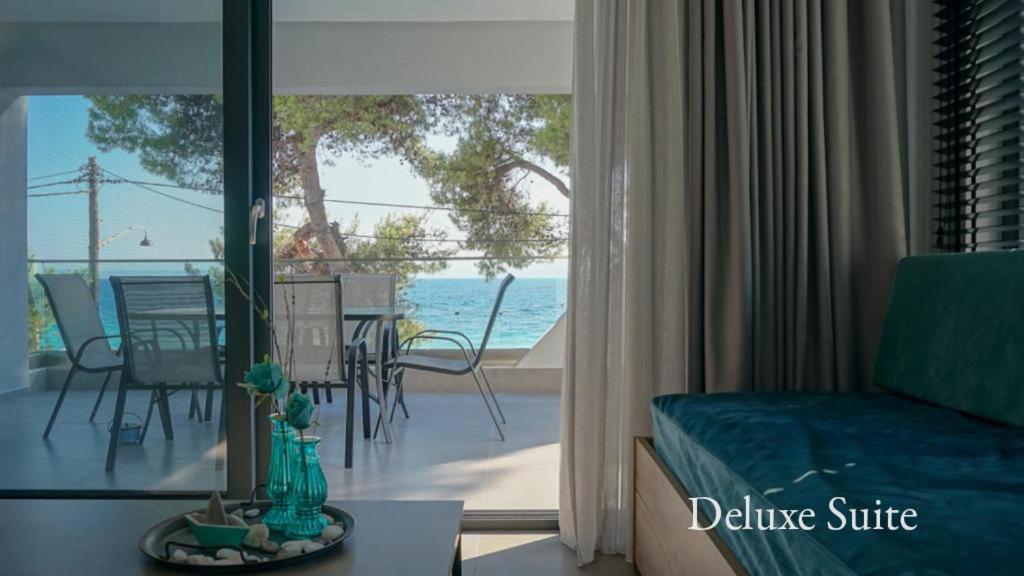 sala de estar con vistas al océano en Enalia Luxury Living, en Nikiti