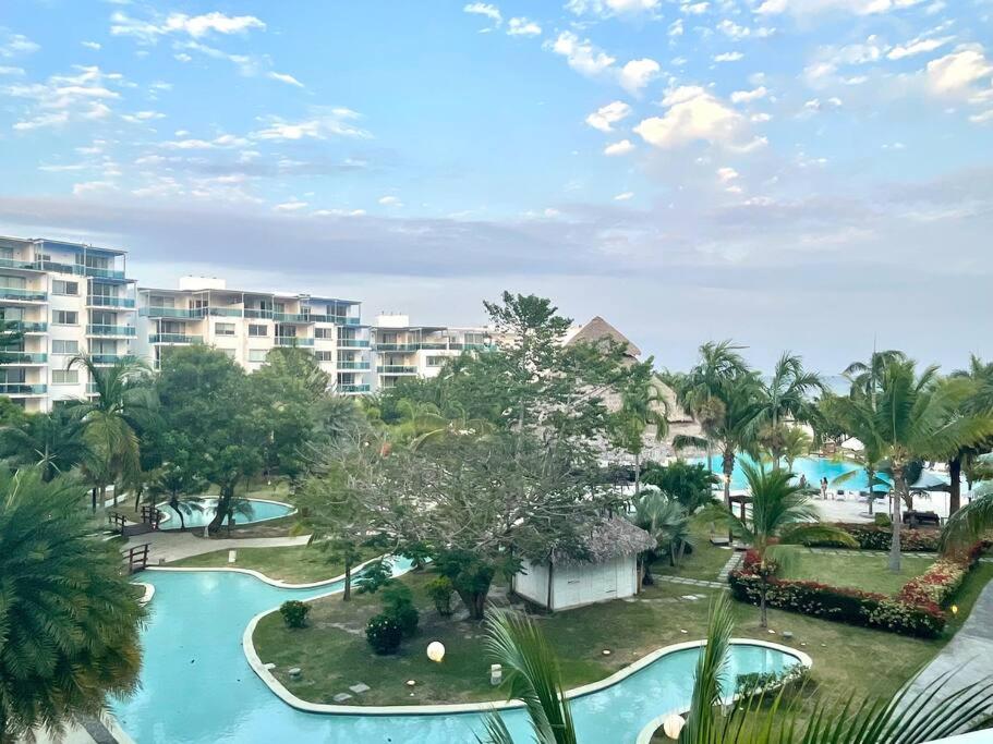 einen Luftblick auf ein Resort mit einem Pool in der Unterkunft Nikki Residences Apto en playa Blanca in Playa Blanca