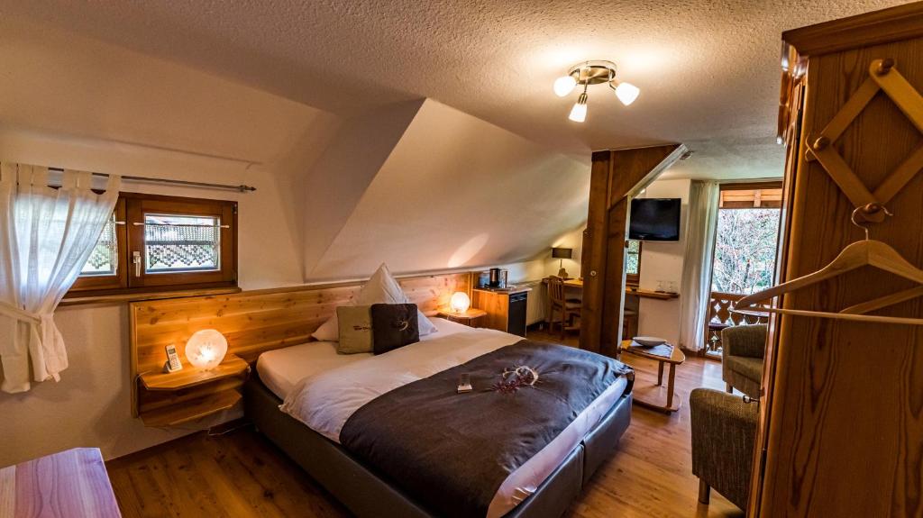 um quarto com uma cama grande num quarto em Gästehaus Holzer Kreuz- Gästezimmer Margerite für 2 Personen inkl Landfrühstück em Fröhnd