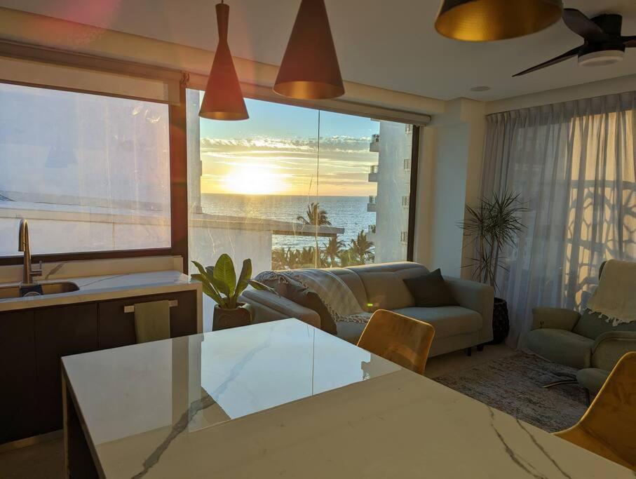 プエルト・バジャルタにあるOcean View Penthouse in P.V. Romantic Zoneの海の景色を望むリビングルーム