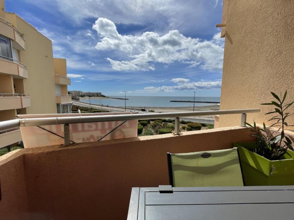 - un balcon offrant une vue sur l'océan depuis un bâtiment dans l'établissement Confortable T2 à Sète avec vue mer, parking et WiFi - FR-1-338-111, à Sète