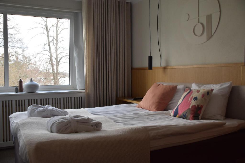 Postel nebo postele na pokoji v ubytování Skepparholmen Nacka
