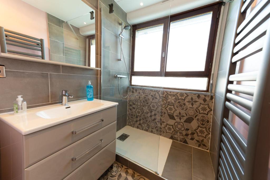 a bathroom with a sink and a window at Best place à 15 min de Paris in Saint-Maur-des-Fossés