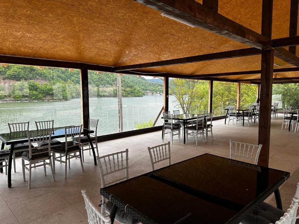 Výhled na řeku, která protéká v blízkosti bed and breakfast