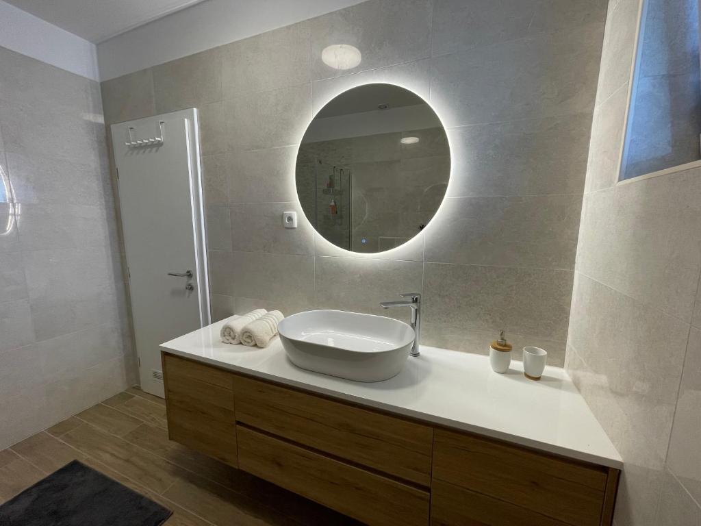 W łazience znajduje się umywalka i lustro. w obiekcie Villa Tre Venti with private pool w mieście Sveti Filip i Jakov