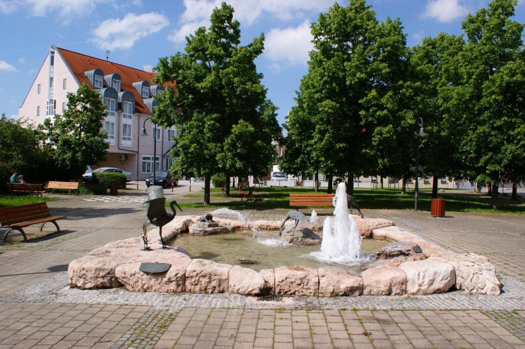 una fontana in un parco con gli uccelli di Parkhotel Altmühltal a Gunzenhausen