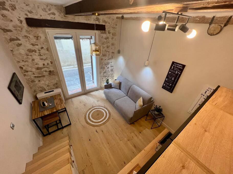 vista sul soffitto di un soggiorno con divano di Antibes New Luxe Duplex Studio a Antibes