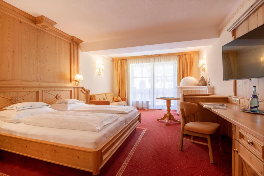 Postel nebo postele na pokoji v ubytování Natur-&Alpinhotel Post