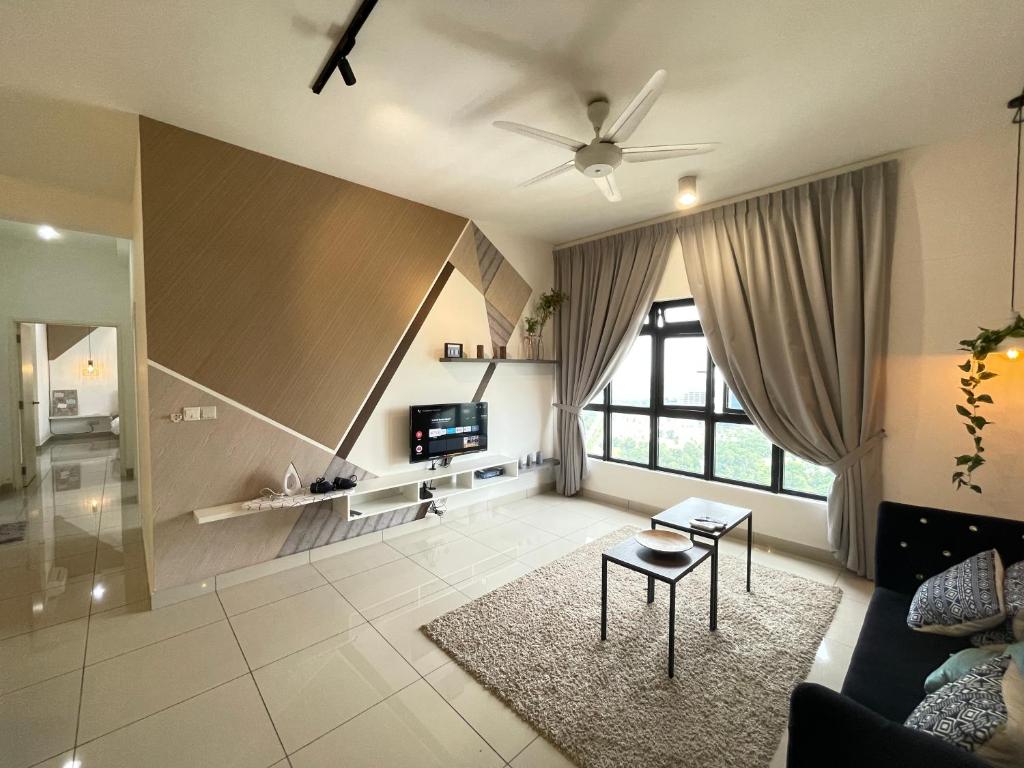 Meridin Medini by WP Homestay في نوساجايا: غرفة معيشة مع مروحة سقف وأريكة