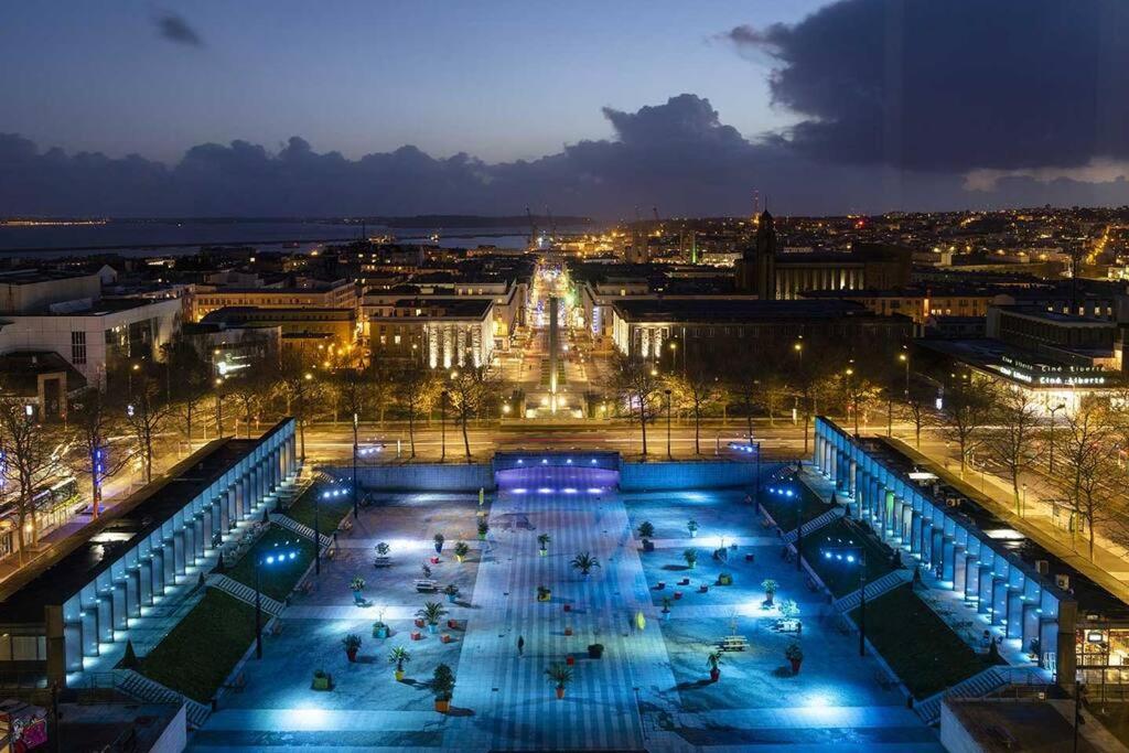 - une grande piscine d'eau dans une ville la nuit dans l'établissement Saint-Pierre - 3 chambres - WIFI - Spacieux - Neuf, à Brest