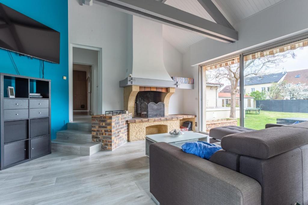 - un salon avec un canapé et une cheminée dans l'établissement Paray - Maison avec jardin de 400m2, à Paray-Vieille-Poste