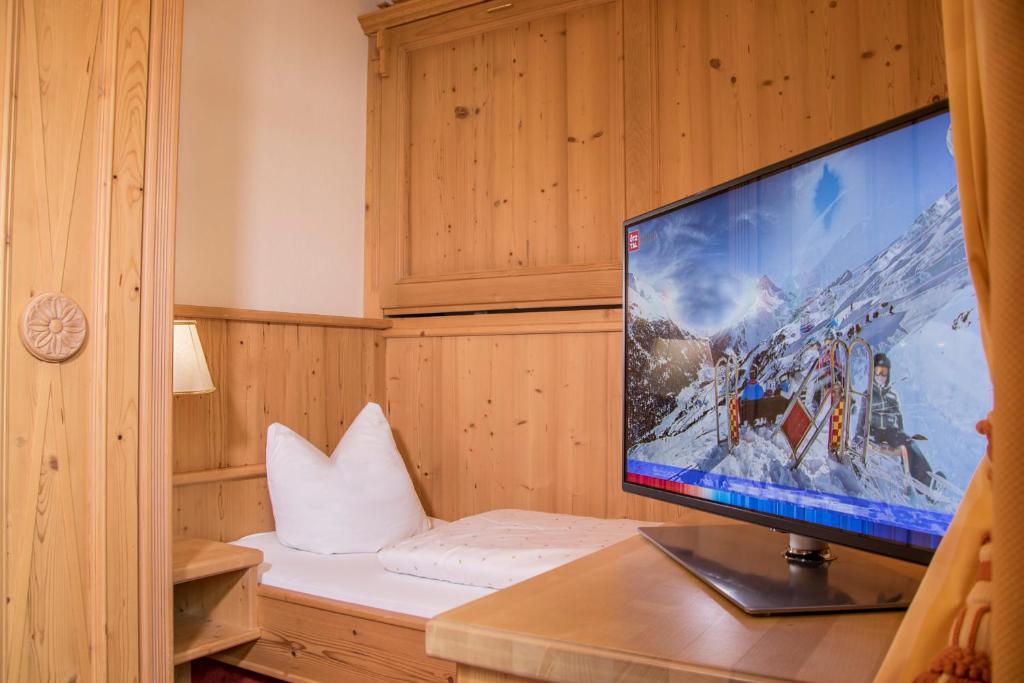 TV a/nebo společenská místnost v ubytování Natur-&Alpinhotel Post