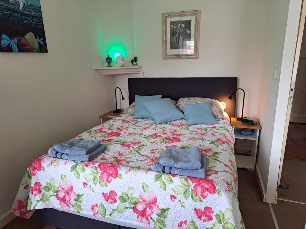 ein Schlafzimmer mit einem Bett mit zwei Handtüchern darauf in der Unterkunft Sharon's Studio Blue in Maastricht