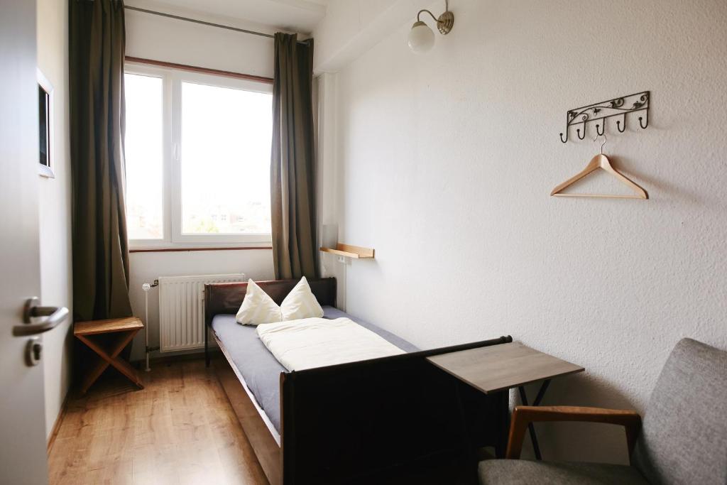 Sleep Station Hostel - Single Room With Shared Bathroom