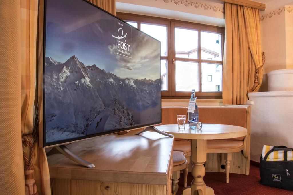 TV a/nebo společenská místnost v ubytování Natur-&Alpinhotel Post