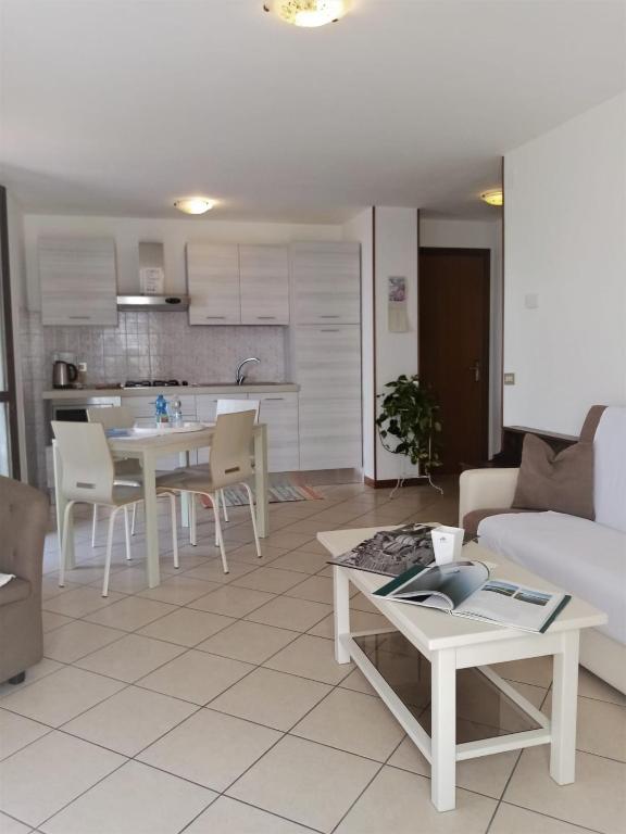 A kitchen or kitchenette at Stella del Garda 2 con terrazza