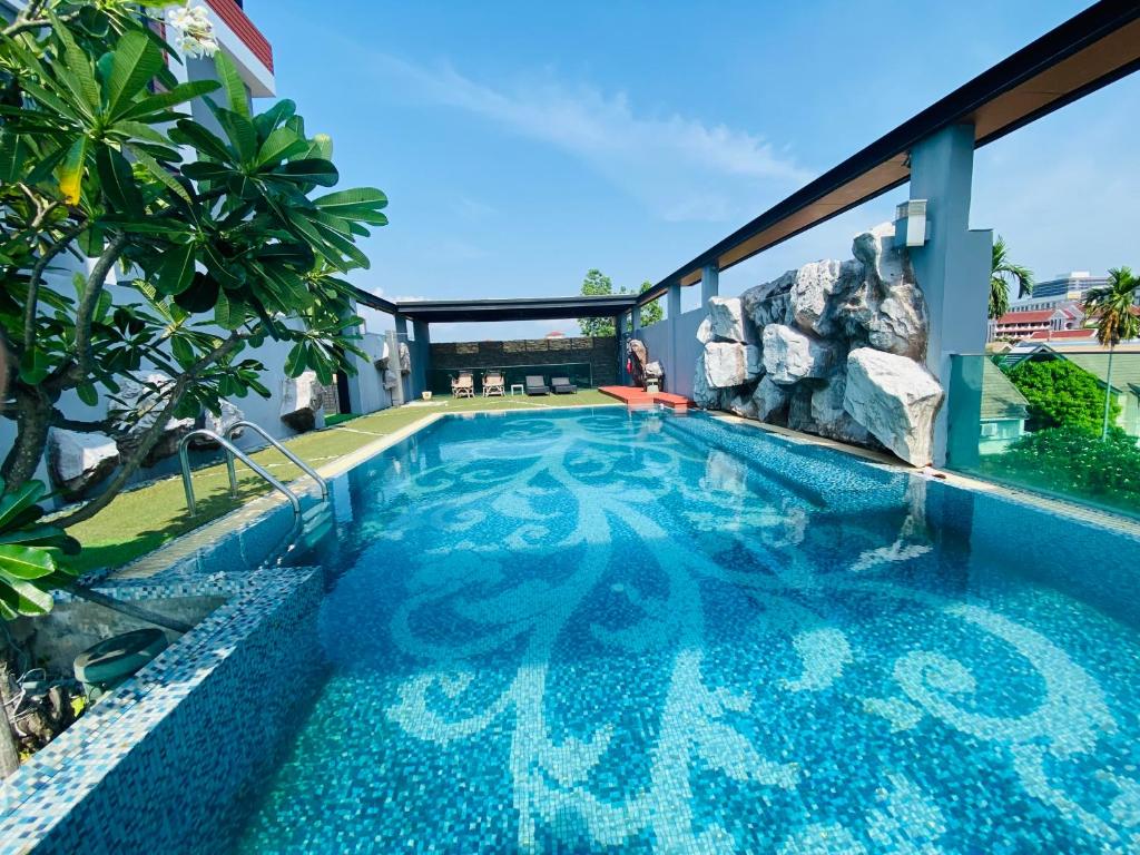 een zwembad in het midden van een huis bij Le Vernissage by Goad Avadhess Hospitality in Pattaya