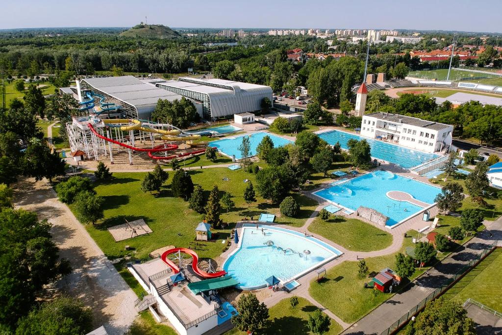Bazén v ubytování Aqua Hotel nebo v jeho okolí