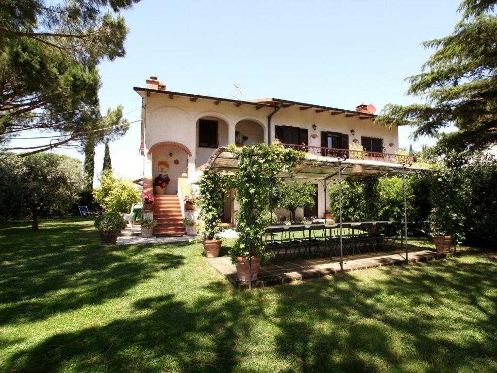 una casa grande con césped delante en Agriturismo Peretti, en Fonteblanda