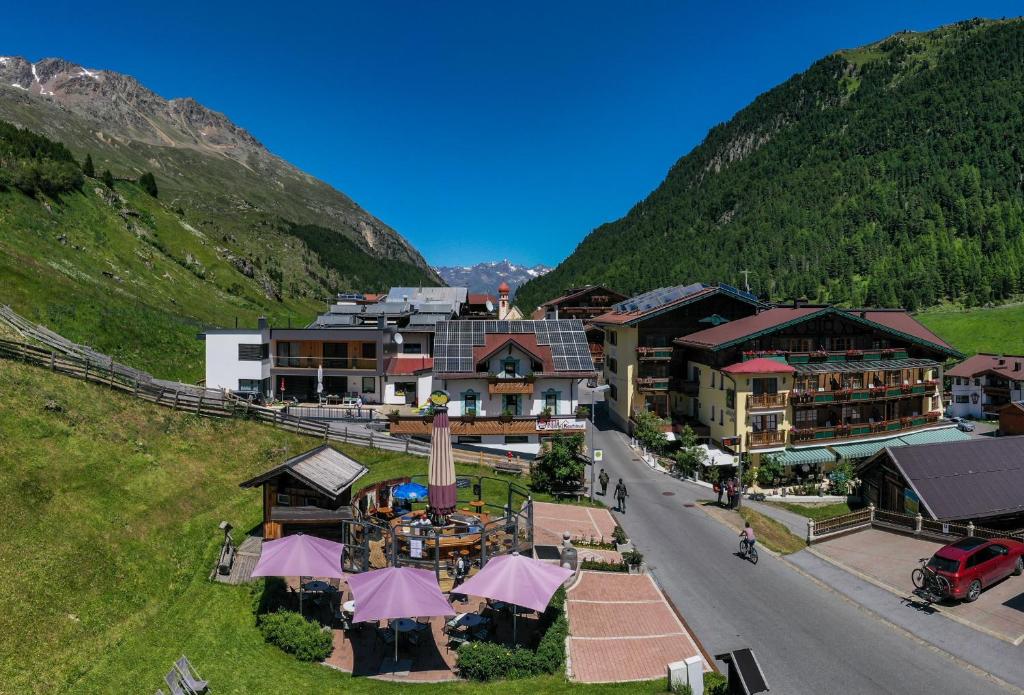 een luchtzicht op een stad in een berg bij Natur-&Alpinhotel Post in Vent