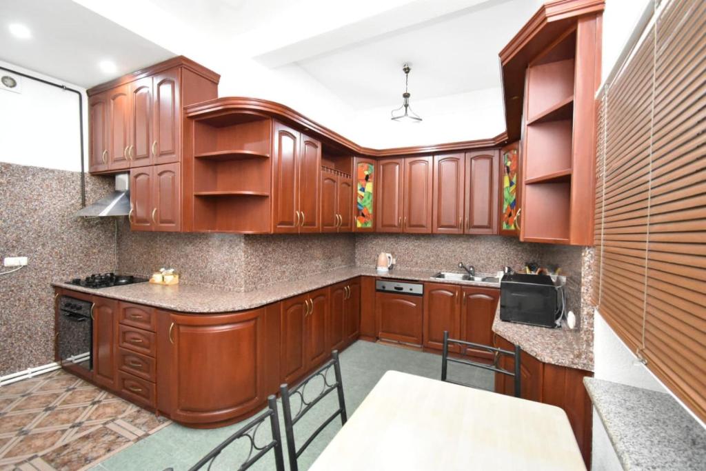 Kuchyň nebo kuchyňský kout v ubytování Guesthouses Opera