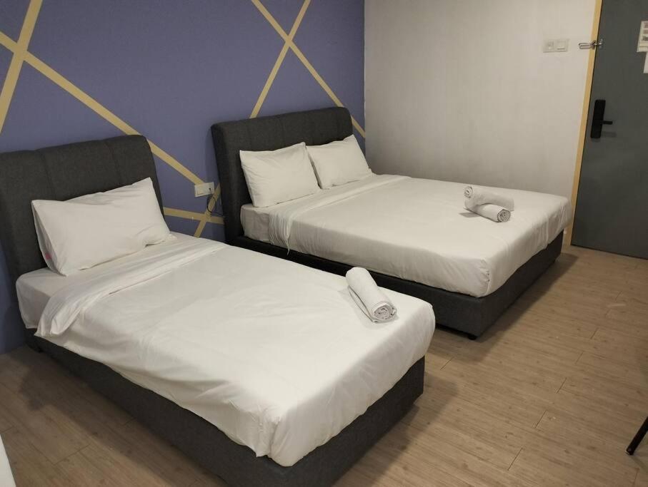 A bed or beds in a room at Gohtong Jaya Surewin Hotel