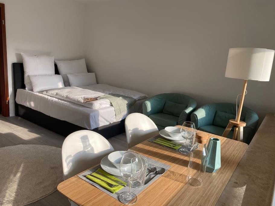 sala de estar con cama, mesa y sillas en FeWo in ruhiger Aussichtslage, en Bad Liebenzell