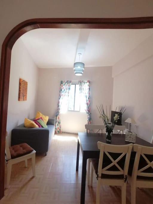 sala de estar con mesa y sofá en Apartamento con vistas en Hermigua, en Hermigua