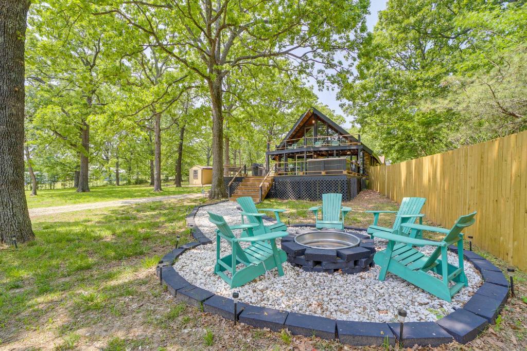 un focolare con sedie e una casa di Modern Fairland Log Cabin with Lake Access! a Fairland