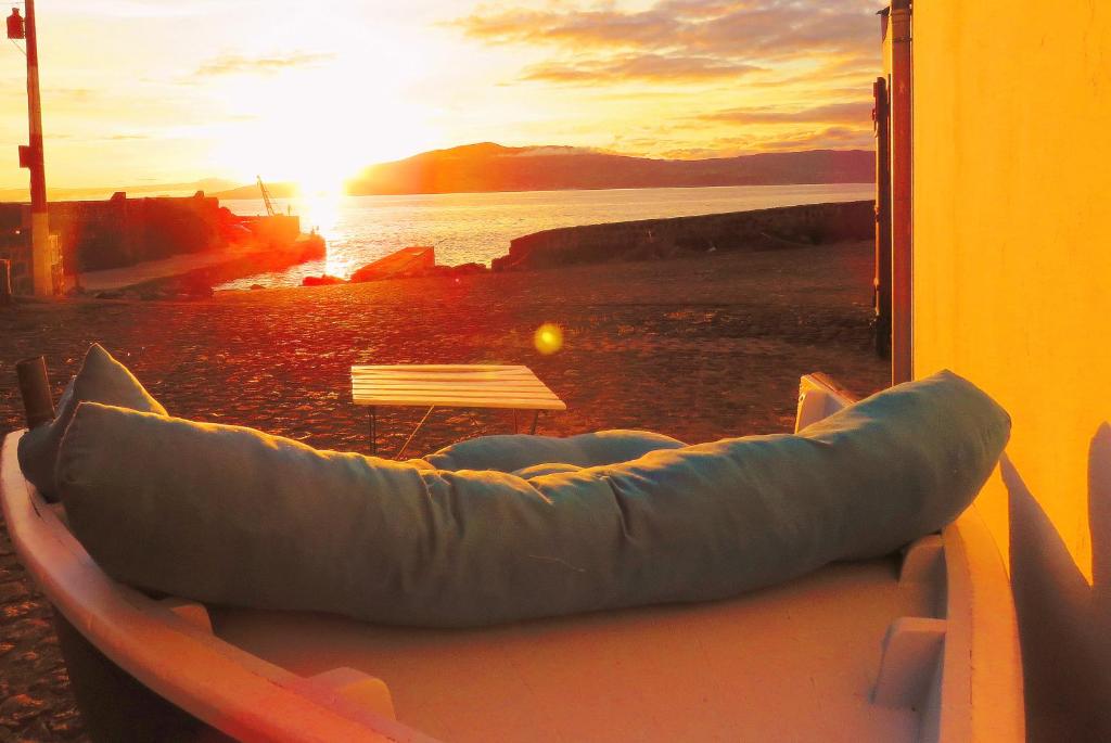 a hammock on the beach with the sunset in the background at Convés in Monte