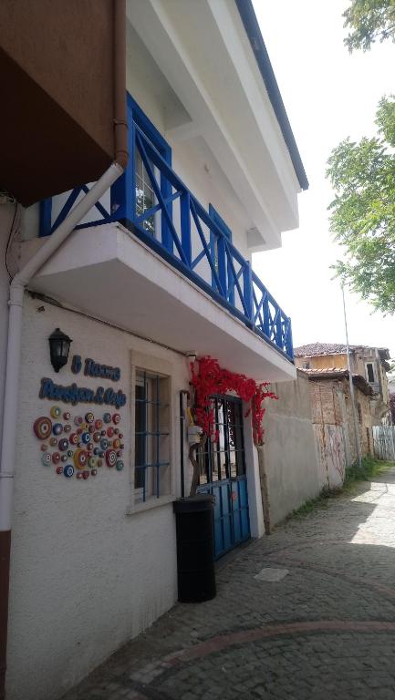 um edifício com um sinal na lateral em 5RoomsPansiyon em Edirne