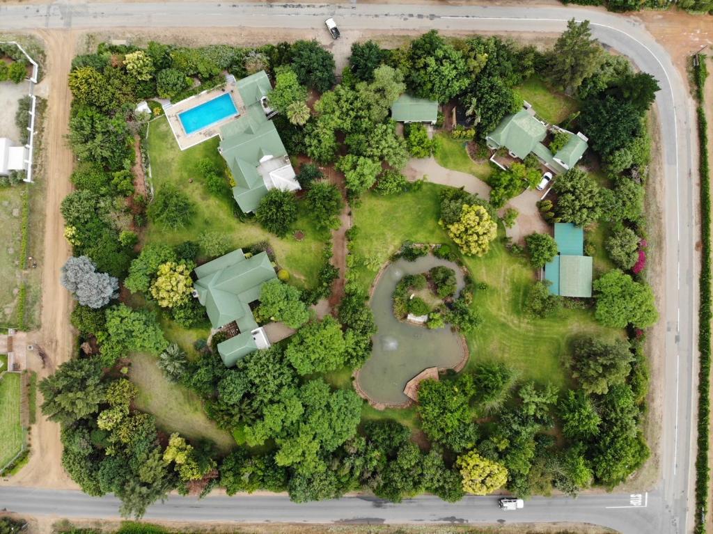 una vista aérea de un patio con piscina en Eden Studios, en Riebeek-Kasteel