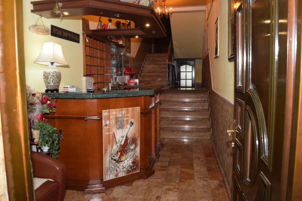 un pasillo con un bar y una escalera en una casa en Hotel Tivoli, en Tetovo