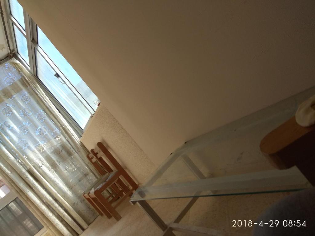 una mesa de cristal y 2 sillas en una habitación en شقه للايجار بيانكي السياحة البيطاش, en Alejandría