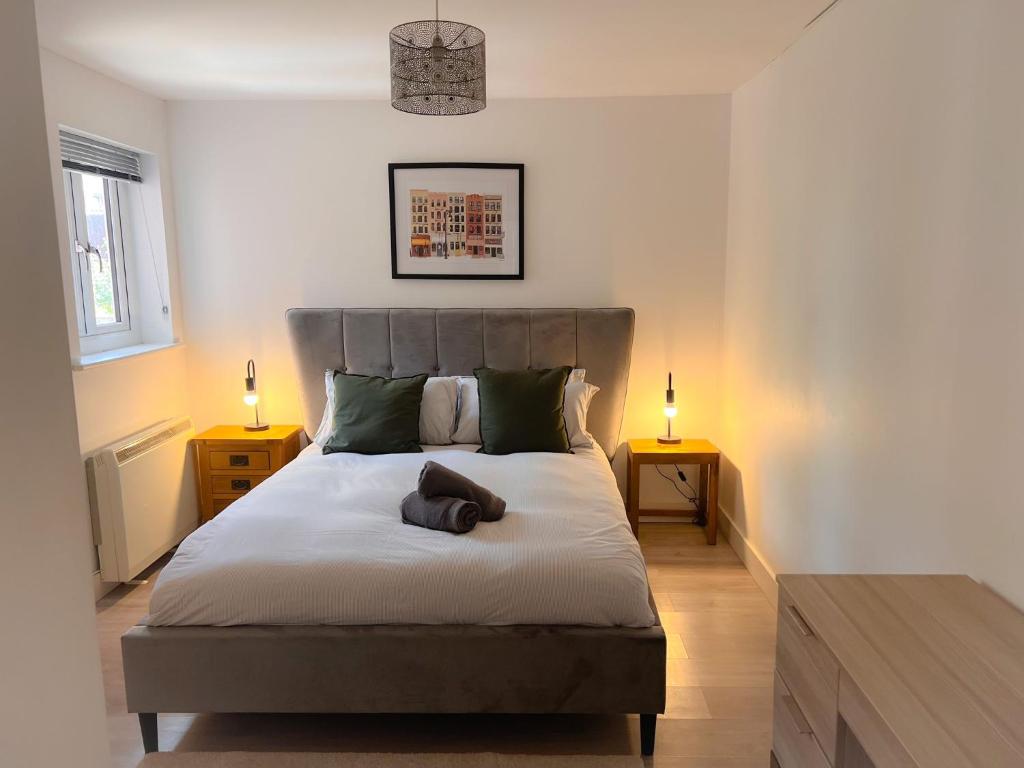 um quarto com uma cama grande e 2 candeeiros em Gorgeous apartment with free parking em Southampton