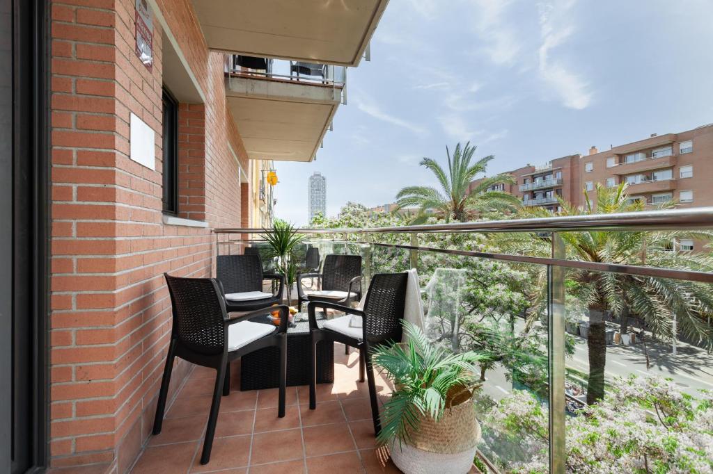 uma varanda com cadeiras e uma mesa num edifício em Apartments Sata Olimpic Village Area em Barcelona