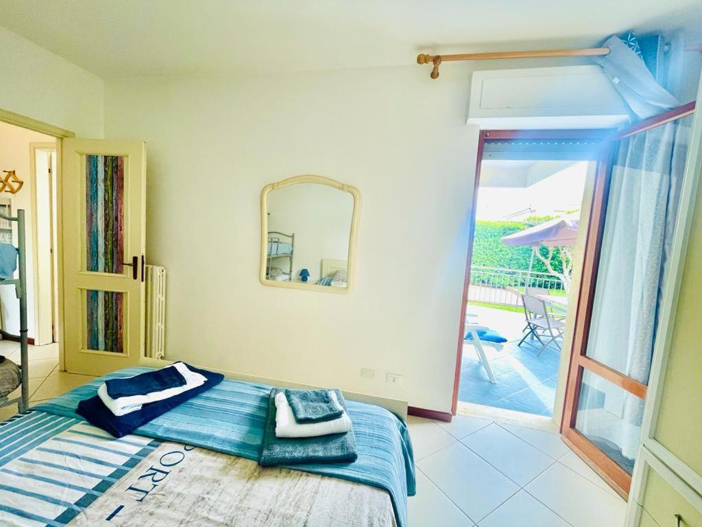 聖托·斯特凡諾·阿爾馬爾的住宿－Brezza Marina，一间卧室配有一张带镜子的床和一个庭院