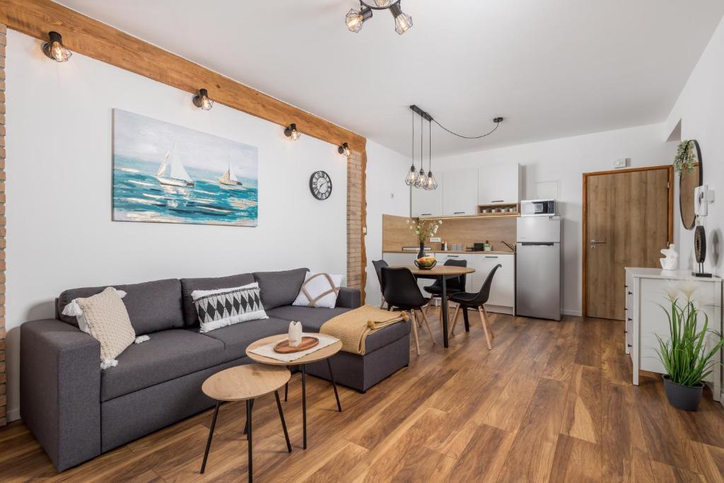 een woonkamer en een keuken met een bank en een tafel bij Apartman Roko in Vrata