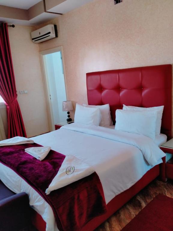 Una cama o camas en una habitación de Hôtel Hadaik Ain Asserdoune