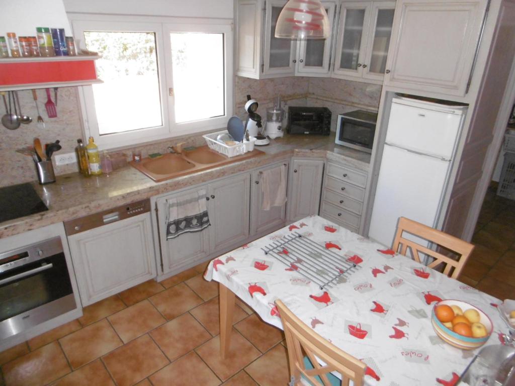 Kuchyň nebo kuchyňský kout v ubytování Grande chambre d'hôte dans maison provençale avec piscine