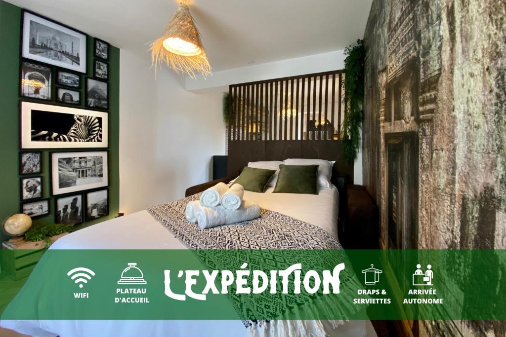 um quarto de hotel com uma cama com duas toalhas em L'Expédition BEST KEYS - Centre Ville - Netflix em Villeneuve-sur-Yonne