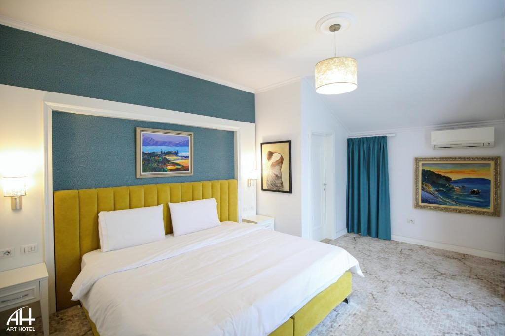 Postel nebo postele na pokoji v ubytování ART Hotel Tirana