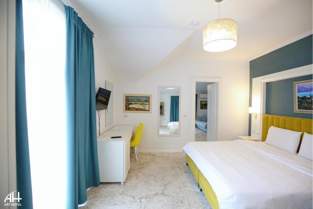 Postel nebo postele na pokoji v ubytování ART Hotel Tirana