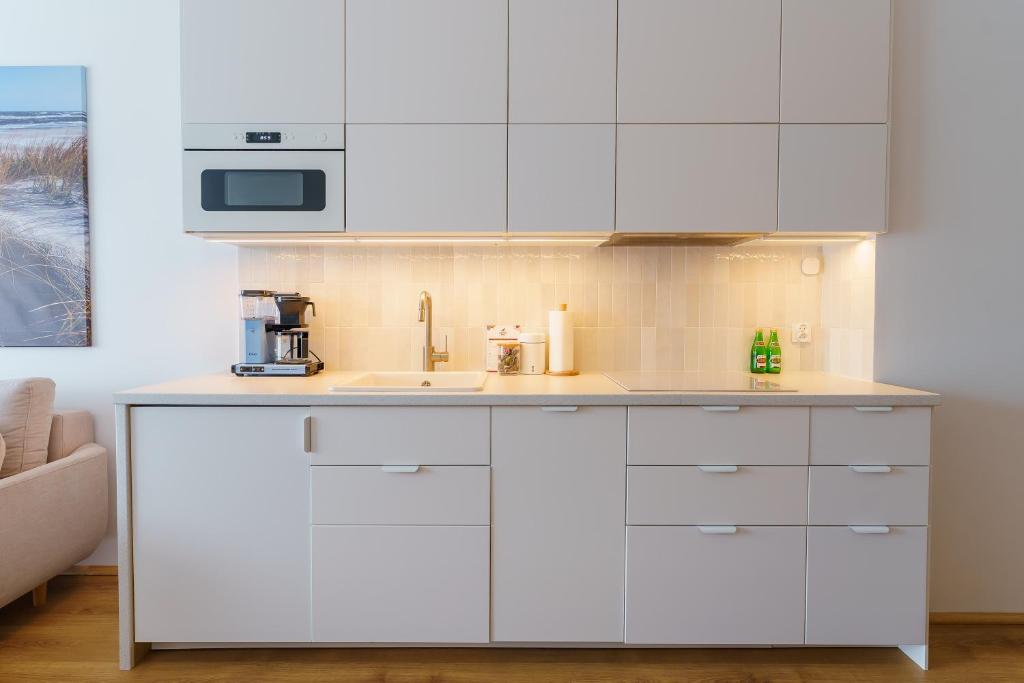 Kuchyňa alebo kuchynka v ubytovaní Apartament DUNE SurfingBird Dźwirzyno